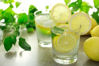 auga con limón